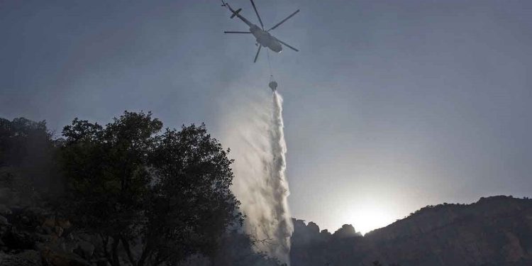 ورود بالگرد برای خاموشی آتشسوزی جنگلهای «چرمین» چرداول