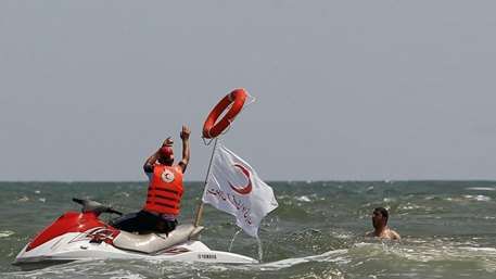 نجات ۳۵۵ نفر از امواج سهمگین خزر