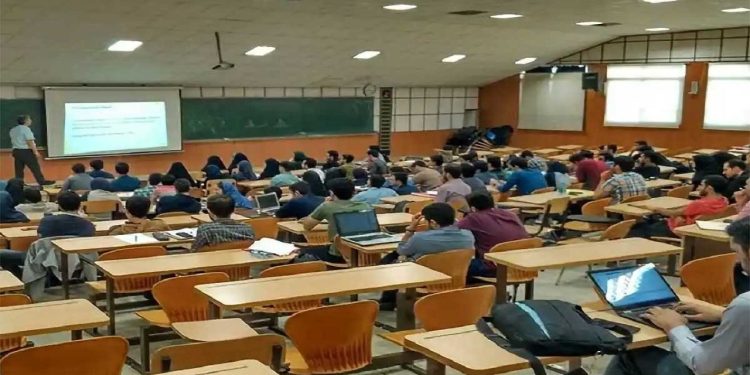 سال تحصیلی جدید حضوری نیمه دوم مهرماه آغاز می شود
