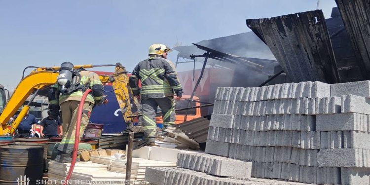 سخنگوی سازمان آتشنشانی و خدمات ایمنی شهرداری تهران اعلام کرد: حریق ظهر امروز سهشنبه در انبار کالاهای ساختمانی و لوازم خانگی در شرق تهران هیچ مصدوم یا تلفاتی نداشت.