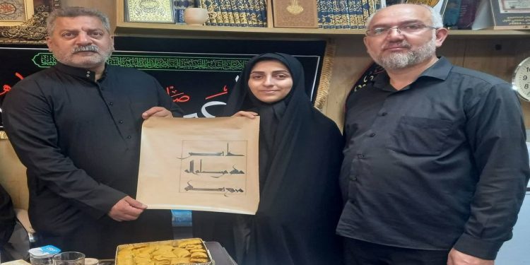 تقدیم اثر خوشنویسی به خط کوفی به موزه حرم مطهر سیدالشهدا (ع)