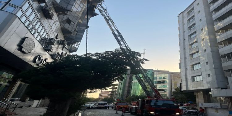 ۲۱نفر در پی حریق تابلوی برق در کرج نجات یافتند