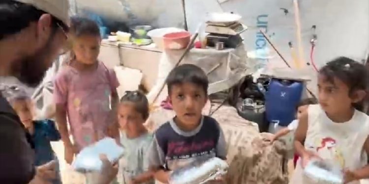 توزیع غذای گرم و بستههای معیشتی هلال احمر ایران میان مردم غزه + فیلم