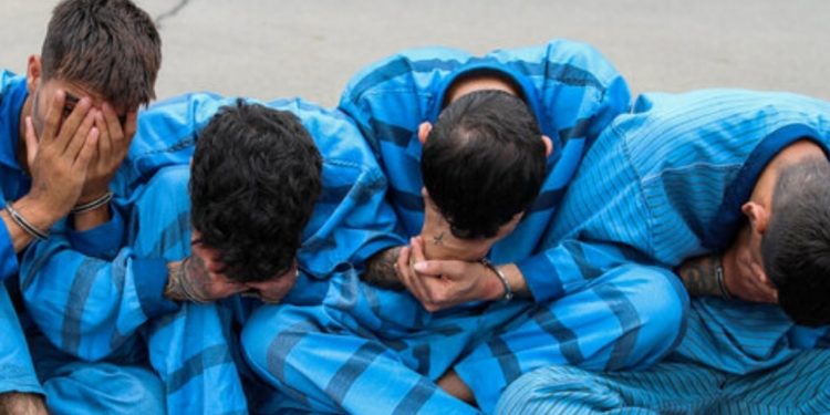 سرکلانتر دوم پلیس پیشگیری پایتخت گفت: طی تعقیب و گریز کوتاه مأموران پلیس پیشگیری پایتخت در شهرک قدس، ۴ سارق را که در حال تخریب درب منزل بودند، دستگیر کردند.