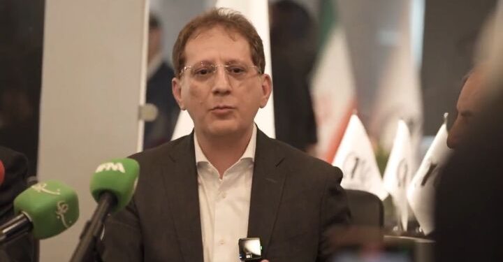 بابک زنجانی: مقصر افزایش قیمت دلار، بانک مرکزی است نه مکانیسم ماشه و تحریمها