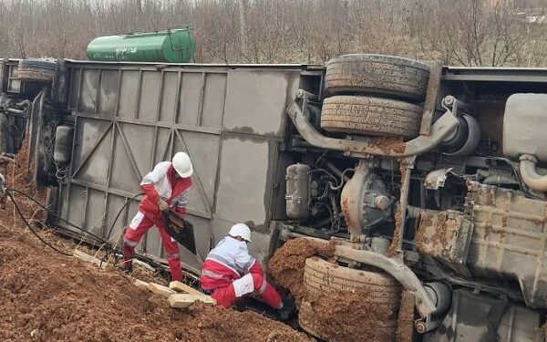 واژگونی اتوبوس در محور شوش-اهواز با ۲ کشته و ۱۶ مصدوم