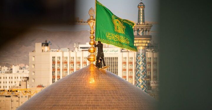 تعویض پرچم‌ و کتیبه‌های عزا در حرم امام رضا (ع)