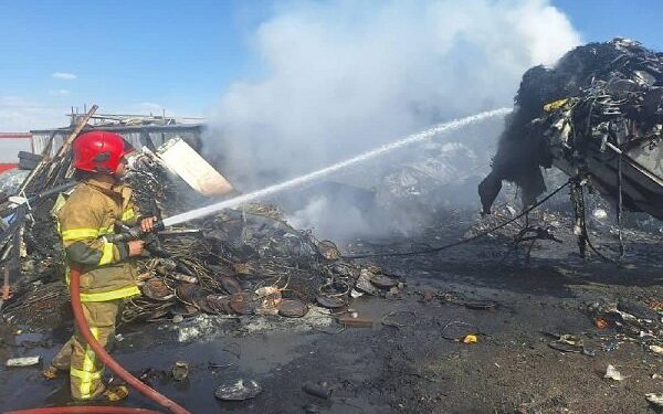 مهار حریق در جاده پیربازار؛ ۳ خودرو و ۲ مغازه در آتش سوخت