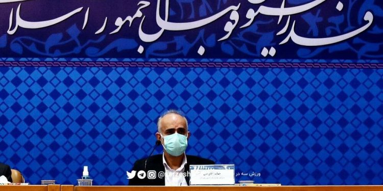 چرا آقای محمدمهدی نبی فکر می کند باید از حجالت منتقدان دربیاید؟