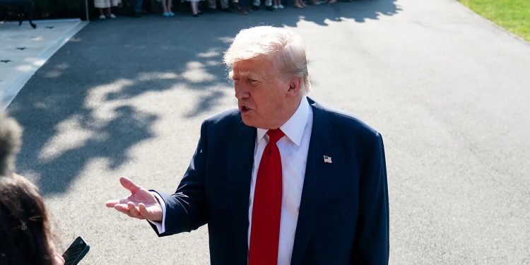 رشد اقتصادی آمریکا در دولت ترامپ نصف شد