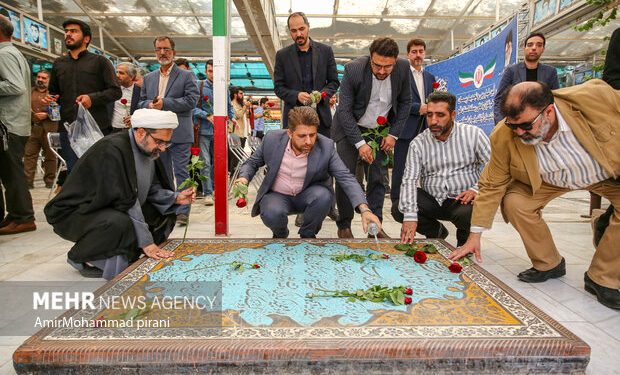 آیین غبارروبی مزار شهدا با حضور اصحاب رسانه در قم برگزار شد