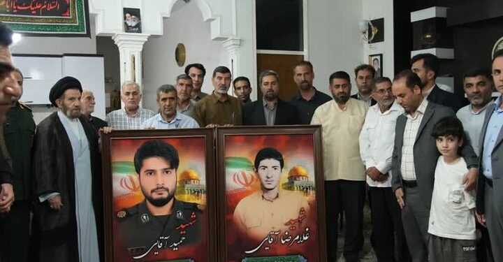 نماینده ولیفقیه در لرستان با خانواده شهید «آقایی» دیدار کرد