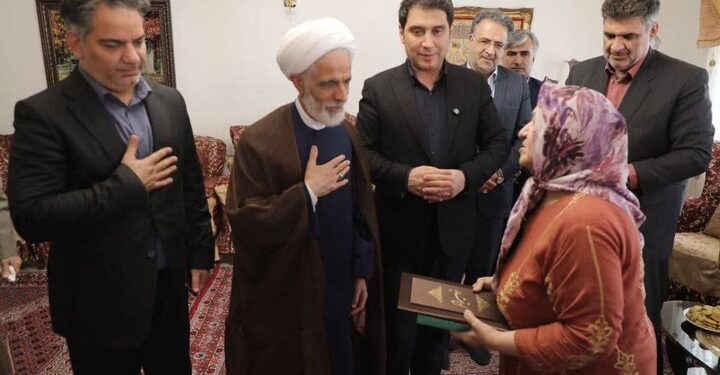 همسران شهدا در اجر شهادت همسنگ شهیدان هستند