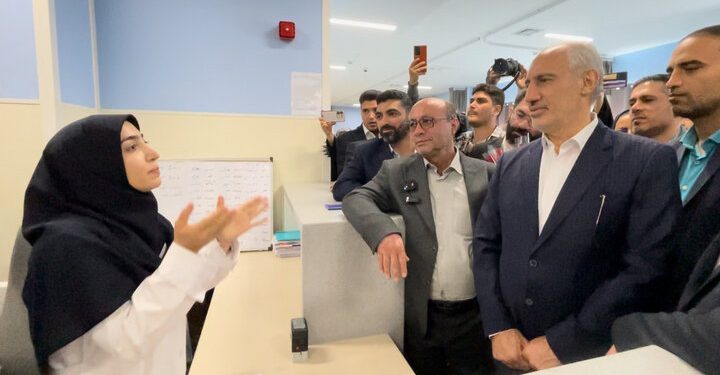 شهرکرد- حمید پورمحمدی رئیس سازمان برنامه و بودجه به همراه جمعی از مسئولین استانی از  بخش الحاقی بیمارستان هاجر بازدید و از نزدیک مشکلات کادر درمان را جویا شد.