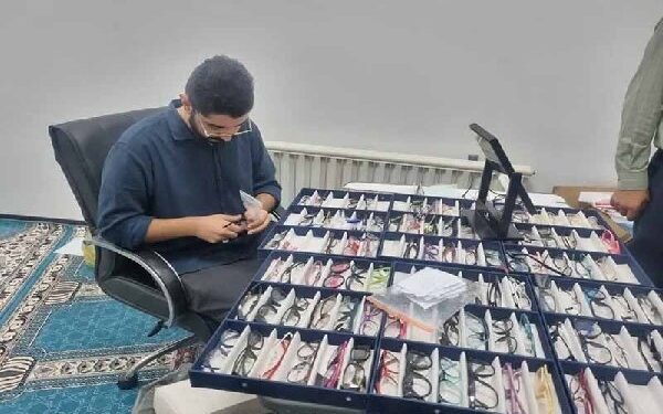 شهرکرد – به همت گروه جهادی کیمیاگران، ۶ هزار و ۲۰۰ عینک طبی به مددجویان نیازمند چهارمحال و بختیاری تحویل داده شد.