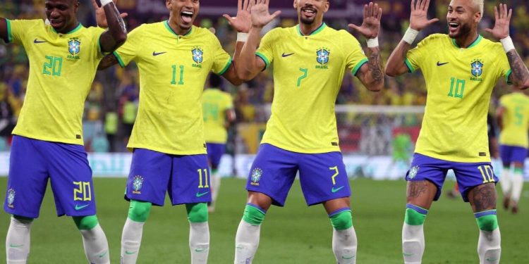 همزمان با سفر تیم ملی به مسابقات کافا؛ کره و ژاپن مقابل پرافتخارترین تیم جهان!