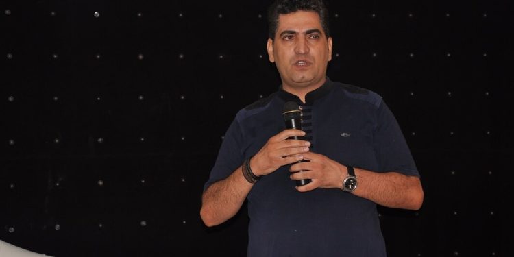 منت گذاشتن گزارشگر فوتبال بر سر مردم به خاطر پخش غیرقانونی فوتبالهای بی کیفیت!