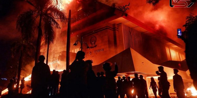 حمله آتشین معترضان اندونزی به ساختمان شورای شهر جاکارتا + پلیس یک موتورسوار را کشته بود!