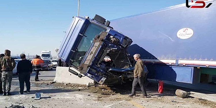 فیلم تصادف تکان‌دهنده تریلی در ورودی اتوبان به گیت‌های عوارض