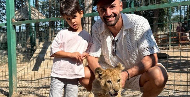 عکس | تعطیلات متفاوت دورسون در استانبول با پسرش