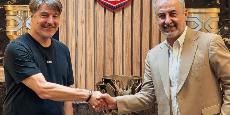 مربی جدید پرسپولیس قراردادش را امضا کرد