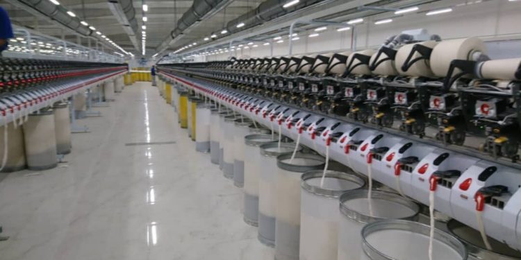 وزیر صمت، خط بافندگی کارخانه بافت بلوچ ایرانشهر را افتتاح کرد