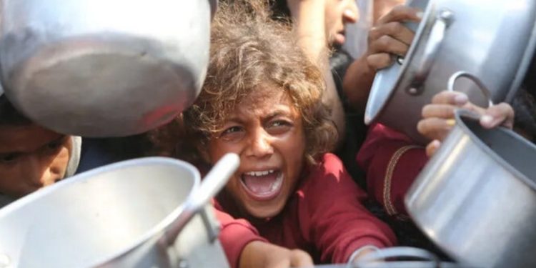 جمعیت هلالاحمر ایران با ارسال غذای گرم و بستههای غذایی به اردوگاههای غزه، به کمک مردم مظلوم این منطقه شتافت.