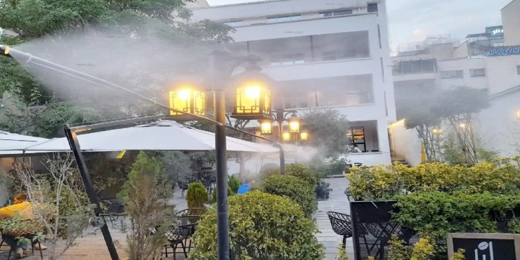 هشدار آبفا یزد درباره هدررفت شدید آب با استفاده از مه‌پاش در رستوران‌ها و فست‌فودها