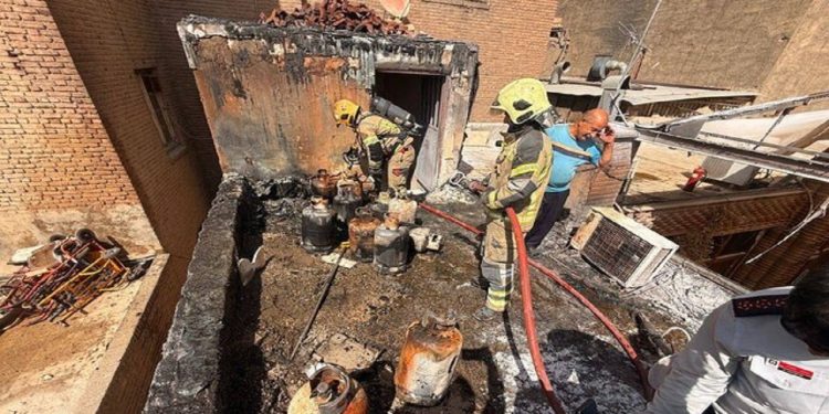 سخنگوی سازمان آتشنشانی تهران از وقوع آتشسوزی در پشتبام یک پاساژ دو طبقه در بازار بزرگ تهران خبر داد و گفت: آتشنشانان آتش را مهار کردند.