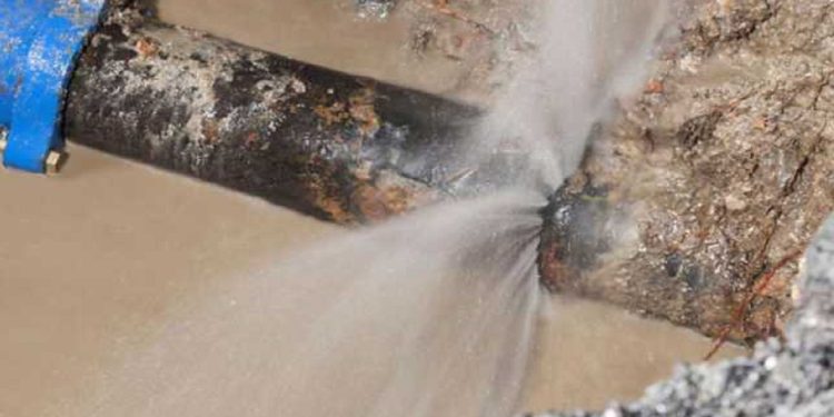 ترکیدگی لوله در دل بحران کم‌آبی