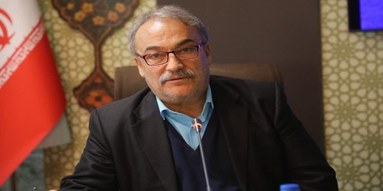 ساعت کاری ادارات قم تا پایان شهریور از ۶ صبح تا ۱۳ تعیین شده است / پنجشنبهها همچنان تعطیل است