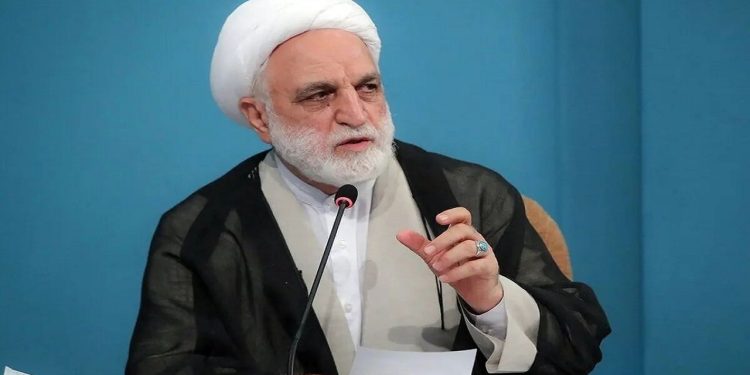 دشمن از هر طریق در حال وارد کردن فشار اقتصادی به کشور است