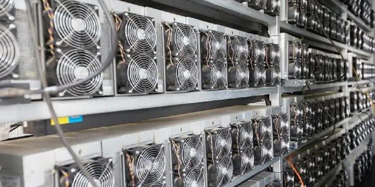 کشف ماینرهای غیرمجاز از یک سوله تجاری در قم