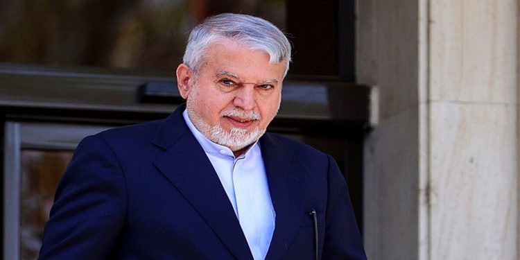 وزیر گردشگری حرم حضرت معصومه (س) را زیارت کرد