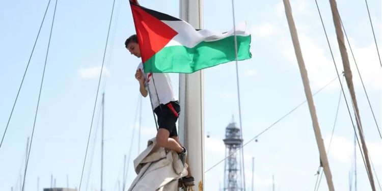 مقام اسرائیلی: ناوگان امدادی به سمت غزه شانس بیاورد زنده بماند