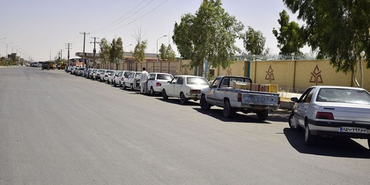 صف های طولانی بنزین در هرمزگان به علت استفاده نکردن از کارت سوخت شخصی است