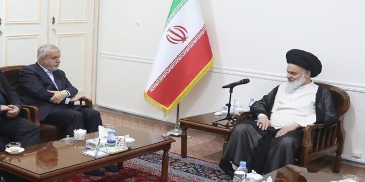 تکمیل فرودگاه قم مطالبه دیرینه مردم استان است