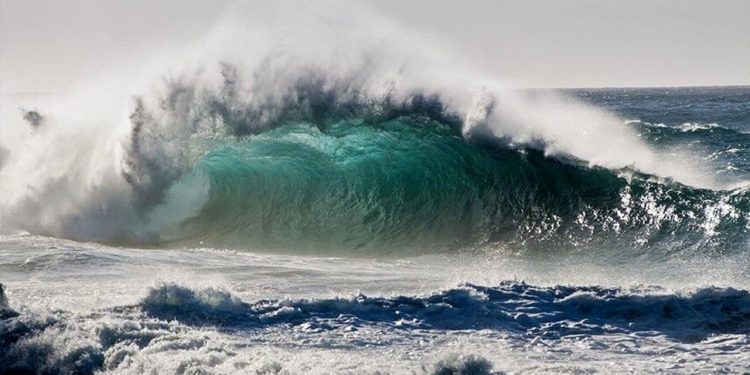 امواج خزر ارتفاع گرفتند؛ شنا ممنوع!