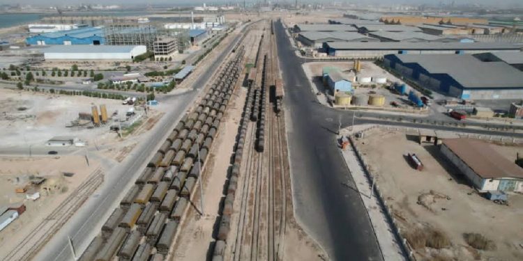 بزرگترین پروژه ریلی بنادر کشور در بندرامام خمینی(ره) آغاز شد