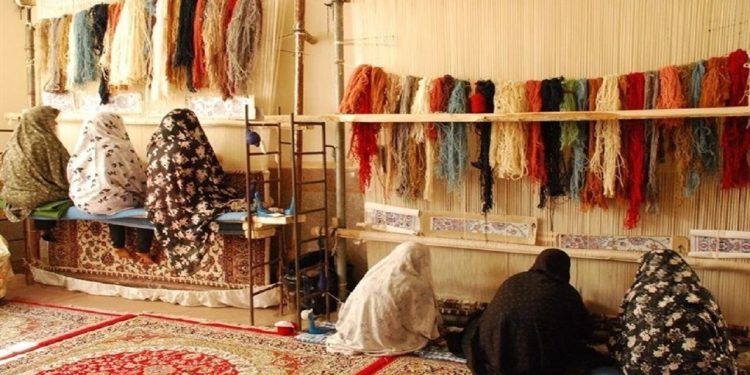 درآمد بیش از ۱۵ میلیارد ریالی مددجویان کمیته امداد از فروش فرش دستباف