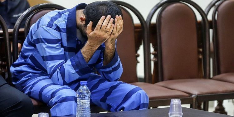 تازه داماد که در یک درگیری مردی را به قتل رسانده است در دادگاه کیفری مدعی شد مقتول و دوستش قصد داشتند تلفن همراه او را که عکس‌های عروسی‌اش در آن بود سرقت کنند.