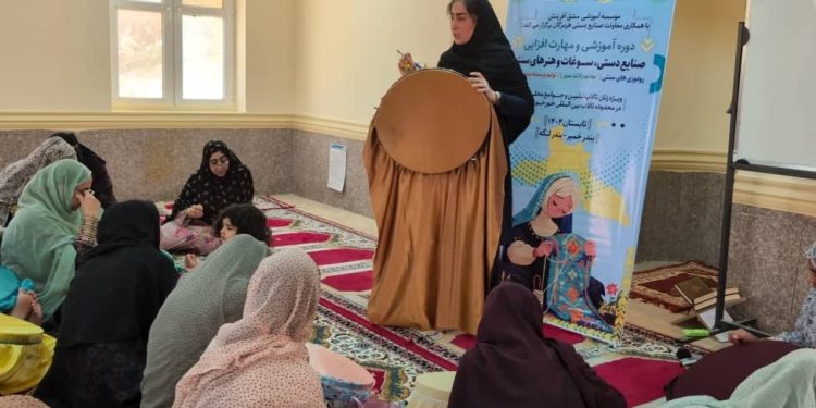 برگزاری دوره آموزشی رودوزیهای سنتی در روستای سایهخوش