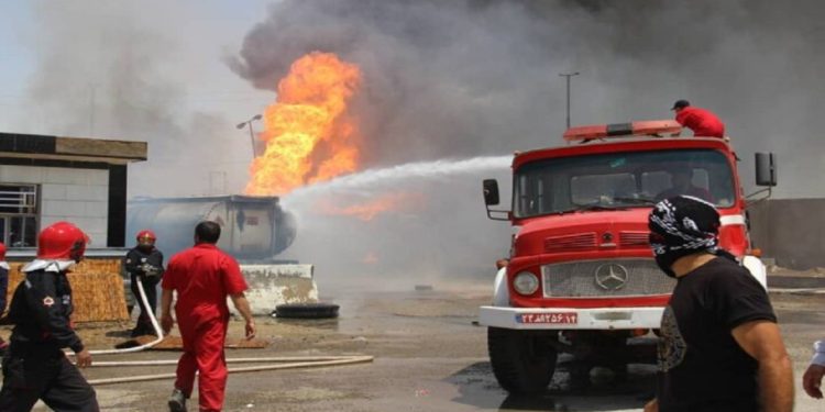 حریق در مخزن بخش خصوصی بندرامام خمینی(ره) تحت کنترل است