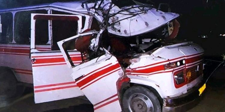 ۶ فوتی و ۱۳ مصدوم بر اثر واژگونی مینی بوس