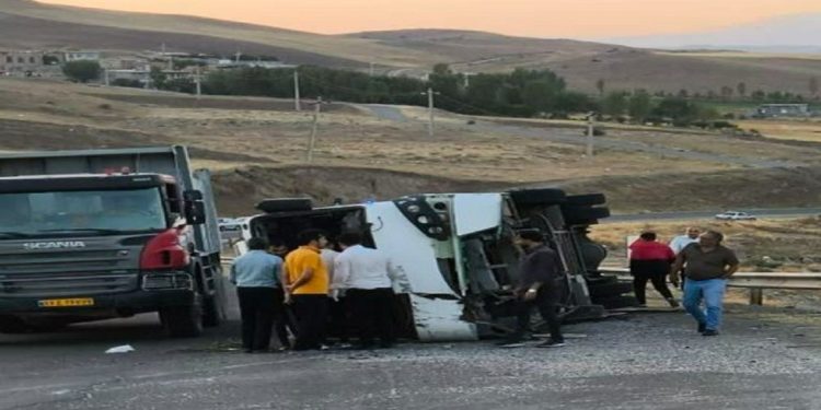 آخرین وضعیت مصدومان واژگونی مینیبوس در جاده اهر-ورزقان