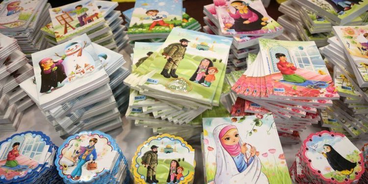 آغاز توزیع بسته‌های نوشت‌افزار در بین دانش‌آموزان روستای کنار سیاه هرمزگان