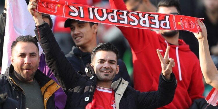 حمله هواداران پرسپولیس به نماینده مجلس/ تبعیض برای استقلال تا کی! لطفاً هوای ‌ما را هم داشته باشید