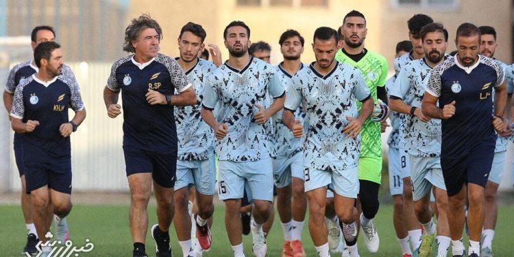 استقلال تا ساعتی دیگر در کیش به زمین میرود