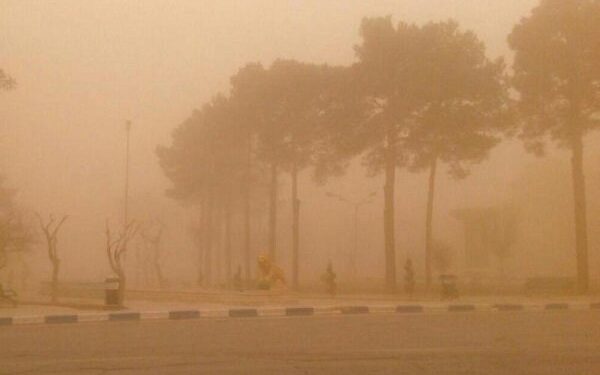 وزش باد و گرد و خاک در شرق اصفهان؛ دما ثابت می‌ماند