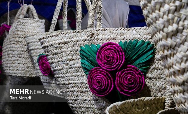 روایت تاریخ با دستان زنان آبدانانی؛ حصیربافی هنوز زنده است